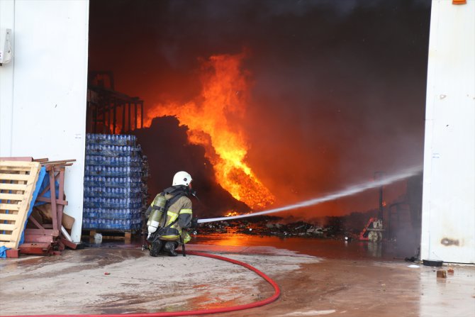 Bursa'da bitişik 3 depoda yangın