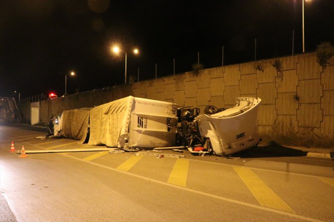 İzmir'de bariyere çarpan tır alt yola düştü: 1 yaralı