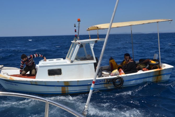 İzmir'de Türk karasularına geri itilen 58 sığınmacı kurtarıldı