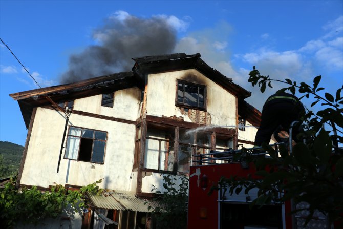 Karabük'te çıkan yangında 3 katlı ahşap ev kullanılamaz hale geldi