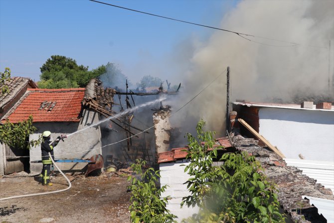 Manisa'da 2 ev yandı