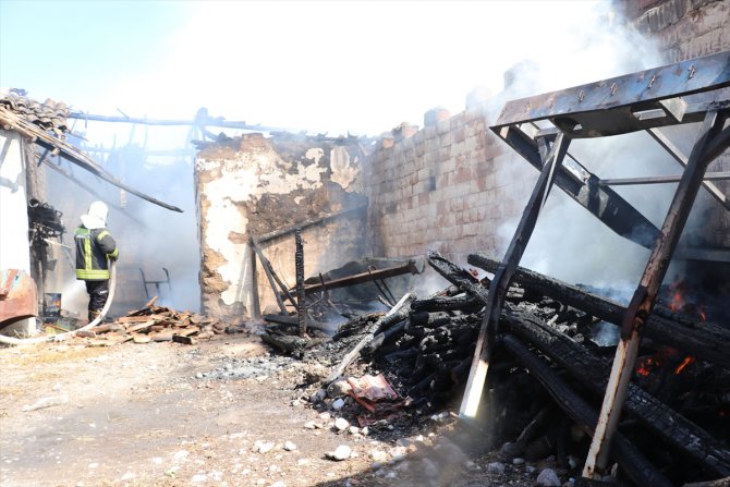 Manisa'da 2 ev yandı