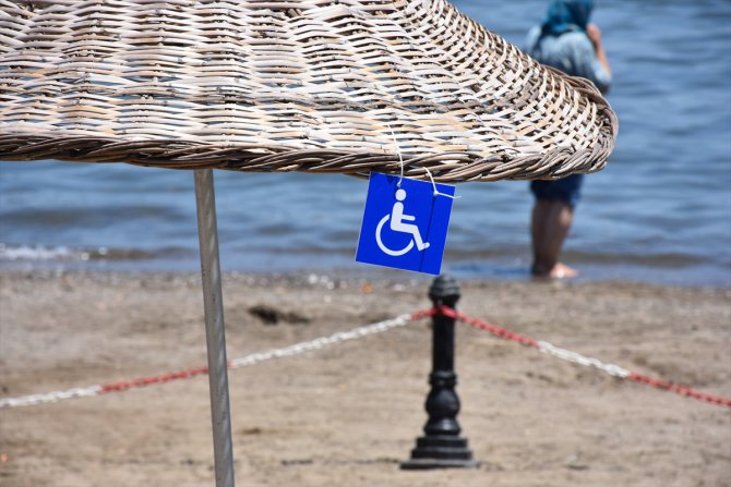 Marmaris Halk Plajı'nda mavi bayraklar dalgalanmaya başladı