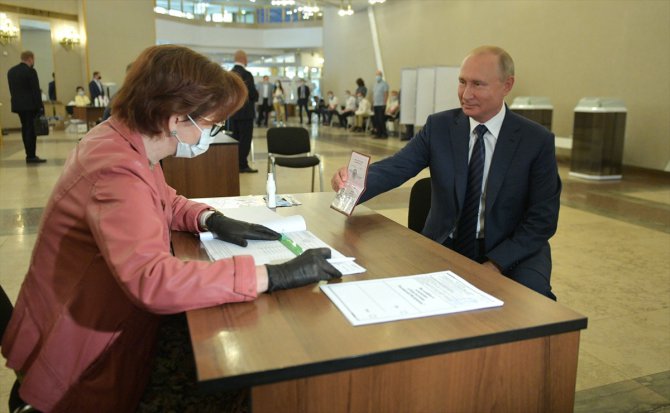 Putin, 2036’ya kadar görevde kalmasını sağlayacak anayasa değişikliğini oyladı