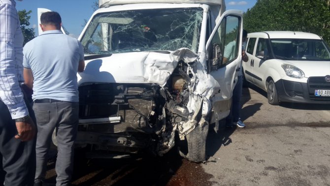 Tokat'ta traktörle kamyonet çarpıştı: 4 yaralı