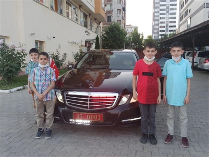Çocuklar Kastamonu Valisinin makam aracıyla şehir turu attı