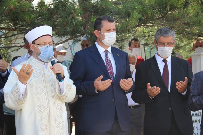 Diyanet İşleri Başkanı Ali Erbaş, Sivas'ta bir yakınının cenaze namazını kıldırdı