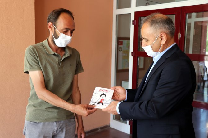 Elazığ'da ilkokul öğrencilerine "Arkadaş" tatil kitabının dağıtımına başlandı