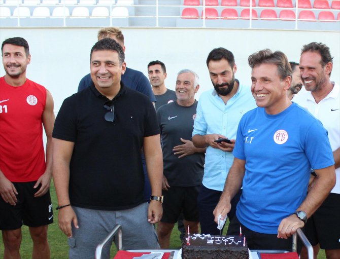 Fraport TAV Antalyaspor Teknik Direktörü Tuna'nın doğum günü kutlandı