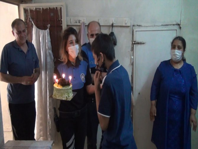 Gaziantep'te epilepsi hastası çocuğa polislerden doğum günü sürprizi