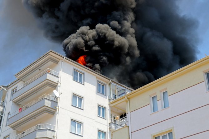 Kayseri'de 6 katlı binanın çatısı onarım sırasında yandı