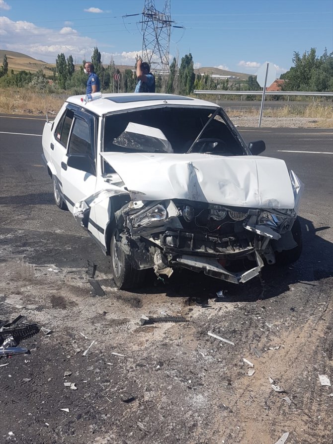 Kayseri'de otomobille tır çarpıştı: 7 yaralı