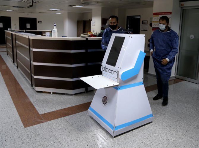 Kovid-19 hastalarının hemşire robotu "Atacan" göreve başladı