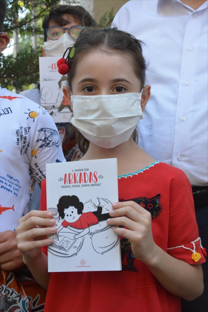 Malatya'da, MEB'in tatil kitabı "Arkadaş"ın dağıtımı başladı