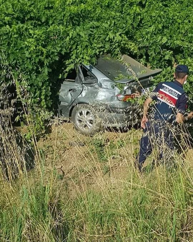 Manisa'da iki otomobil devrildi: 5 yaralı