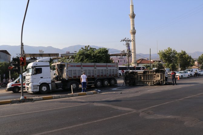 Aydın'da tarım işçilerini taşıyan minibüsle otomobil çarpıştı: 11 yaralı