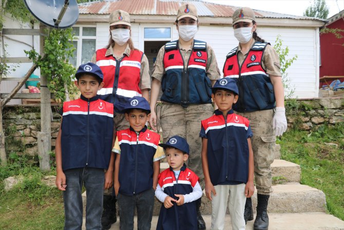 Bingöl'de jandarma depremzedeleri yalnız bırakmıyor