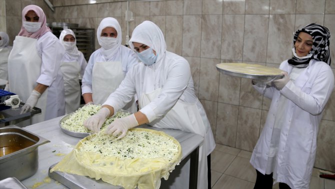 Devlet desteğiyle iş kuran kadın, ev hanımlarıyla pişirdiği su böreğini Türkiye'ye tattırıyor