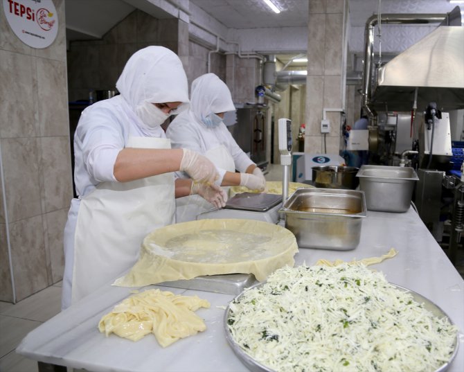 Devlet desteğiyle iş kuran kadın, ev hanımlarıyla pişirdiği su böreğini Türkiye'ye tattırıyor