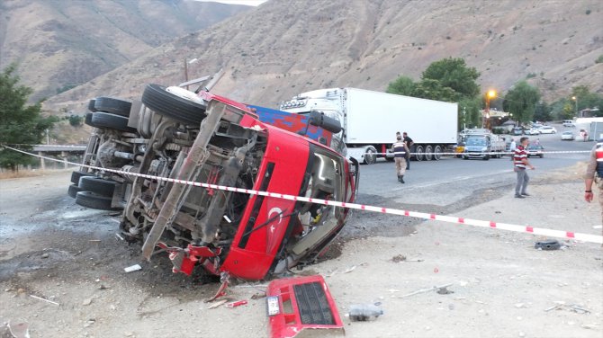 Elazığ'da devrilen kamyondaki 3 kişi yaralandı