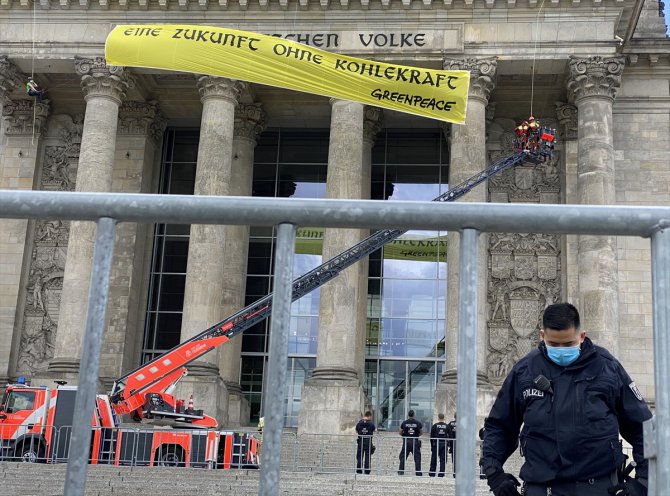 Greenpeace üyeleri, Almanya'da Federal Meclisin çatısında "kömür" eylemi yaptı