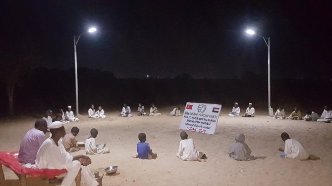 İHH'nin güneş enerjili aydınlatma sistemiyle Sudanlı öğrenciler akşamları da ders çalışabilecek