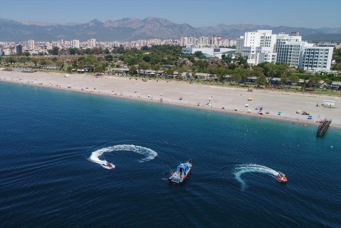 Konyaaltı Plajı'nda tatilcilere denizden 3 dilde "sosyal mesafe" uyarısı