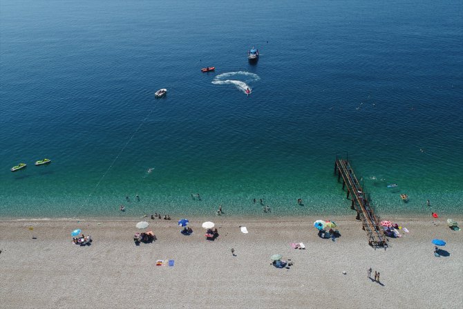 Konyaaltı Plajı'nda tatilcilere denizden 3 dilde "sosyal mesafe" uyarısı