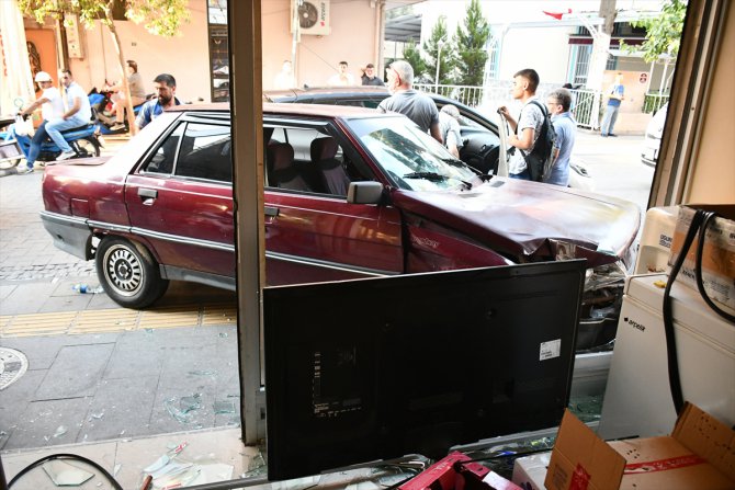 Manisa'da otomobilin kaldırımdaki yayaya çarpması güvenlik kamerasında