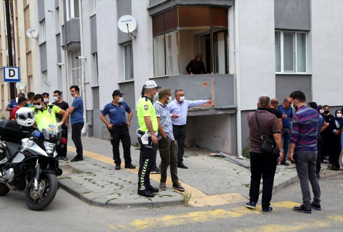 Sivas'ta bir baba, oğlunun trafik kazasında yaralandığı caddeyi ulaşıma kapattı
