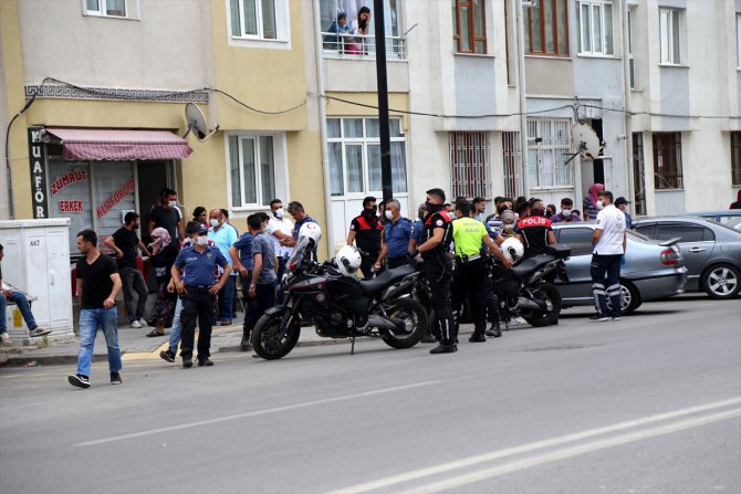 Sivas'ta bir baba, oğlunun trafik kazasında yaralandığı caddeyi ulaşıma kapattı