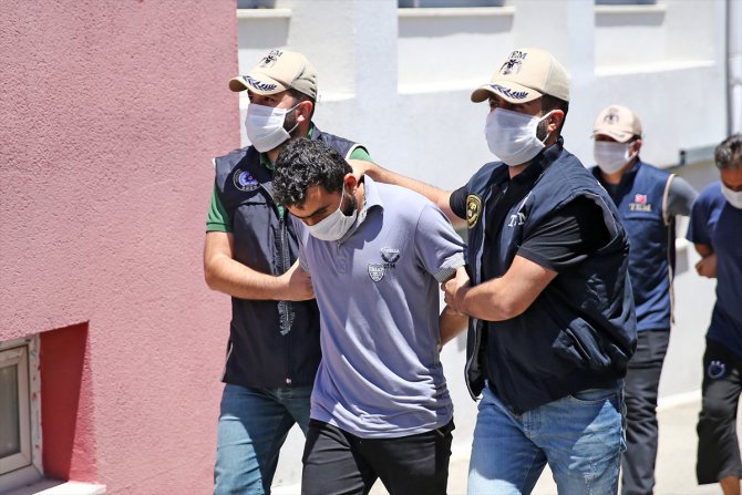 Adana'daki DEAŞ operasyonunda yakalanan zanlılardan 2'si sınır dışı edildi
