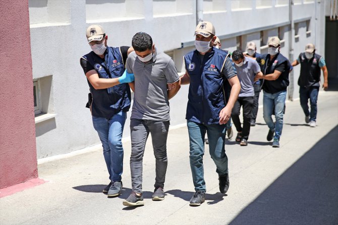 Adana'daki DEAŞ operasyonunda yakalanan zanlılardan 2'si sınır dışı edildi