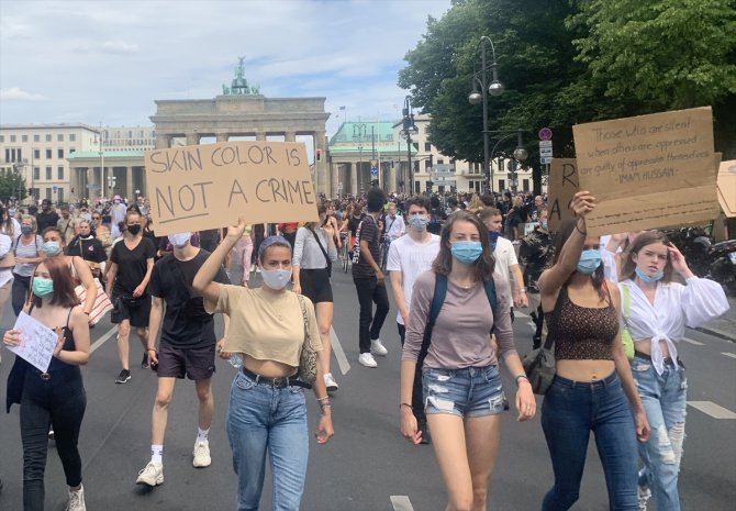 Almanya'da yaklaşık 2 bin kişi ırkçılığı protesto etti