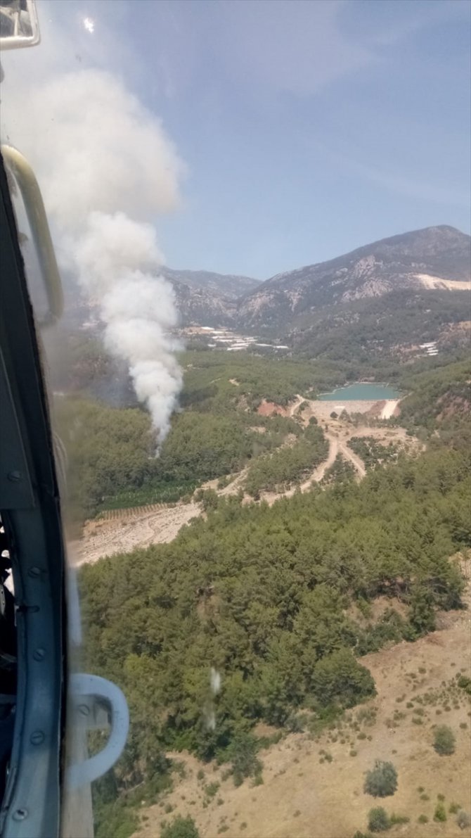 Antalya'da çıkan orman yangını söndürülmeye çalışılıyor