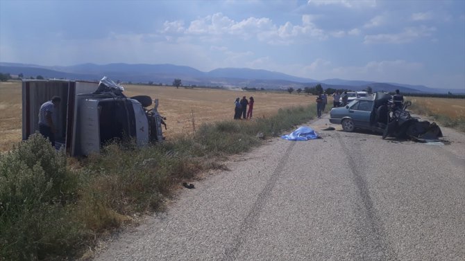 Antalya'da otomobil ile kamyon çarpıştı: 1 ölü, 1 yaralı
