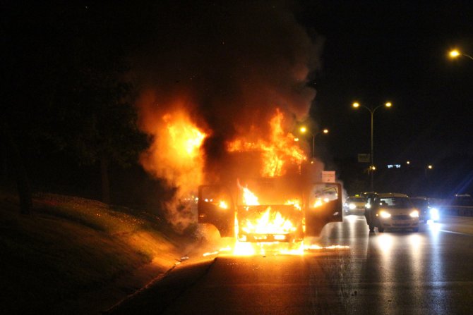 Bayrampaşa'da yanan kamyon kontrolden çıktı