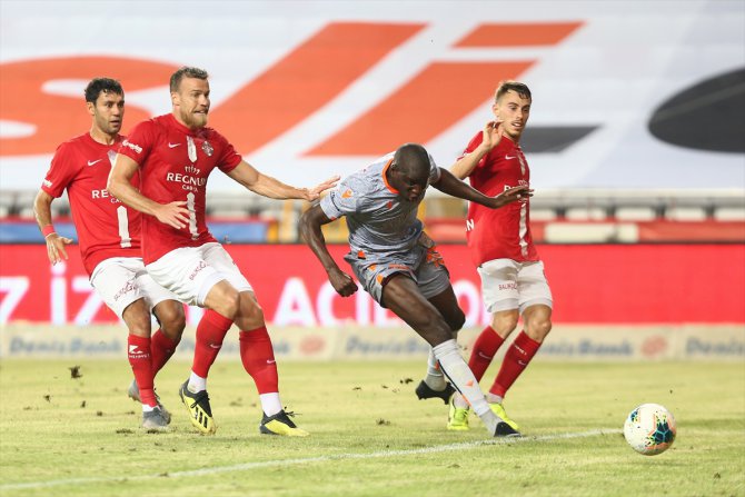 Medipol Başakşehir, Antalyaspor'un 11 maçlık yenilmezlik serisine son verdi