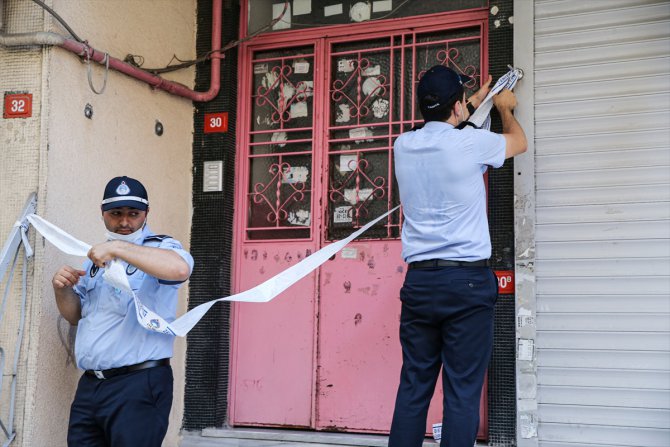 Zeytinburnu'nda duvarlarında çatlaklar oluşan bina mühürlendi
