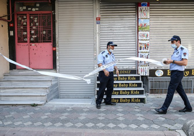 Zeytinburnu'nda duvarlarında çatlaklar oluşan bina mühürlendi