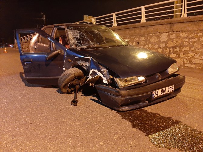 Karabük'te otomobil yayalara çarptı: 2 yaralı