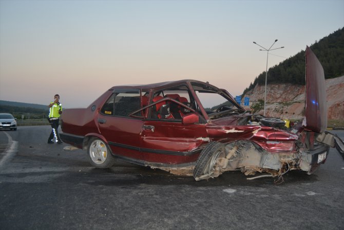 Manisa'da bariyerlere çarpan araçtaki 3 kişi yaralandı
