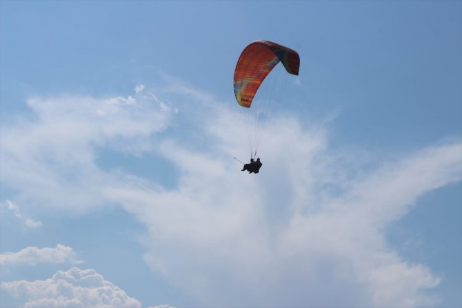 Adana'da düzenlenen yamaç paraşütü festivali renkli görüntülere sahne oldu