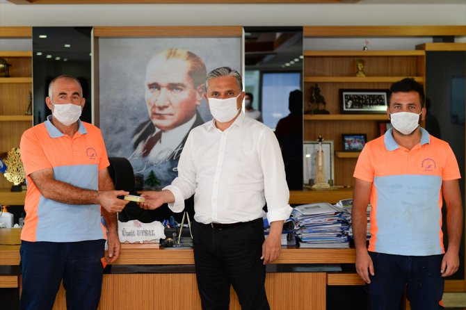 Antalya'da temizlik işçileri buldukları içi mücevher olan kutuyu belediye başkanına teslim etti
