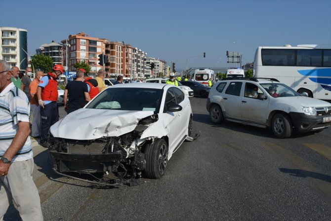 Balıkesir'de iki otomobil çarpıştı: 5 yaralı