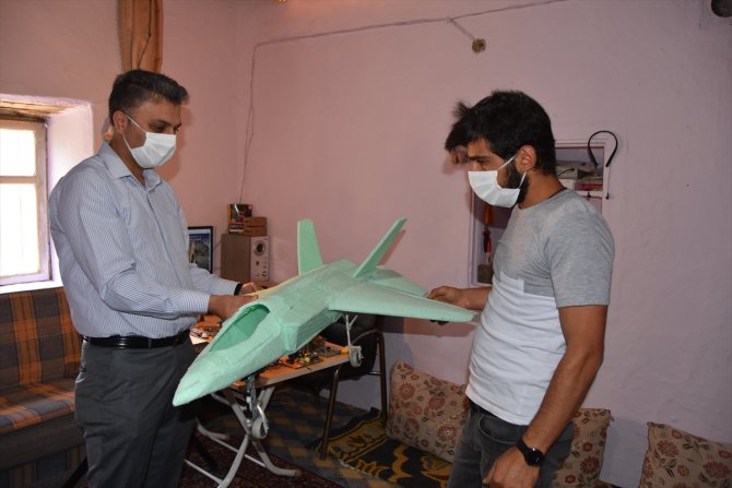 Hakkari'de atıl malzemeden maket uçak yapan genç TEKNOFEST'e davet edildi