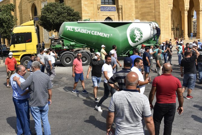Lübnan'da "işsizlik ve elektrik kesintileri" protesto edildi