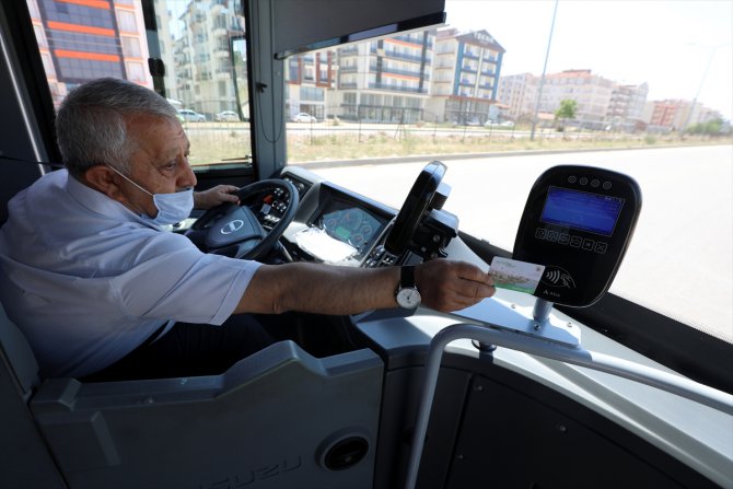 Afyonkarahisar Belediye Başkanı Zeybek, halk otobüsü direksiyonunda salgın önlemlerini denetledi