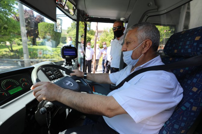 Afyonkarahisar Belediye Başkanı Zeybek, halk otobüsü direksiyonunda salgın önlemlerini denetledi