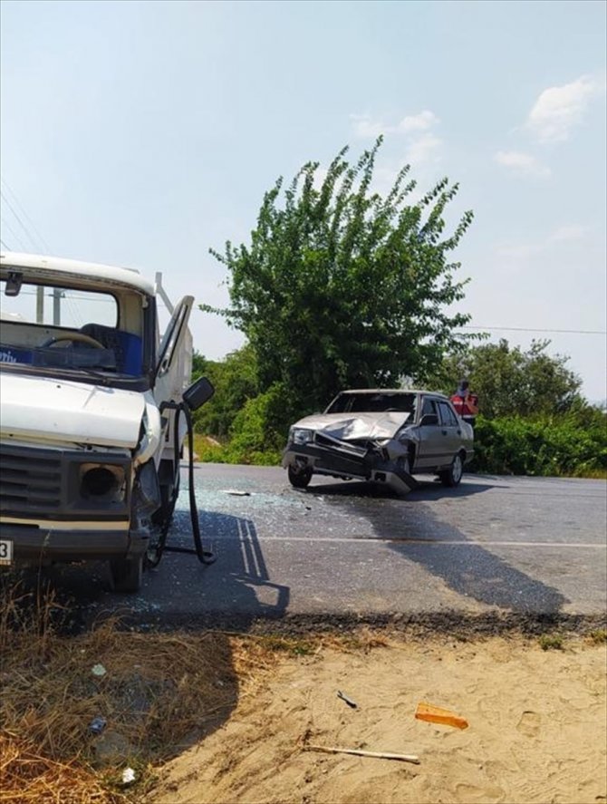 Aydın'da kamyonetle otomobil çarpıştı: 4 yaralı